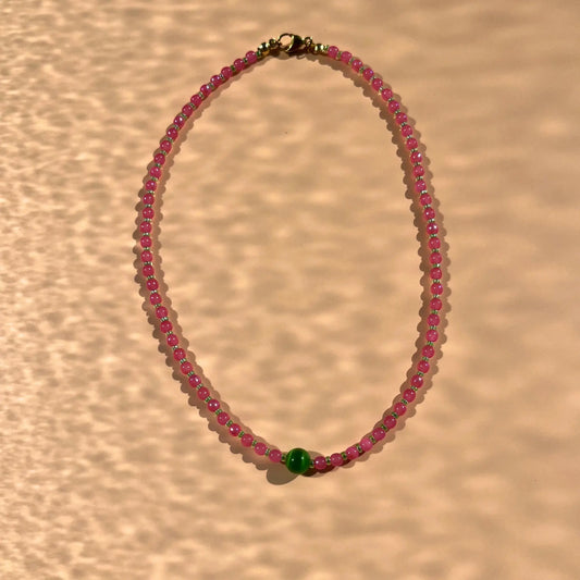 collier en perles de verre roses alterénées avec des perles de rocaille vertes et oeil de chat vert au centre