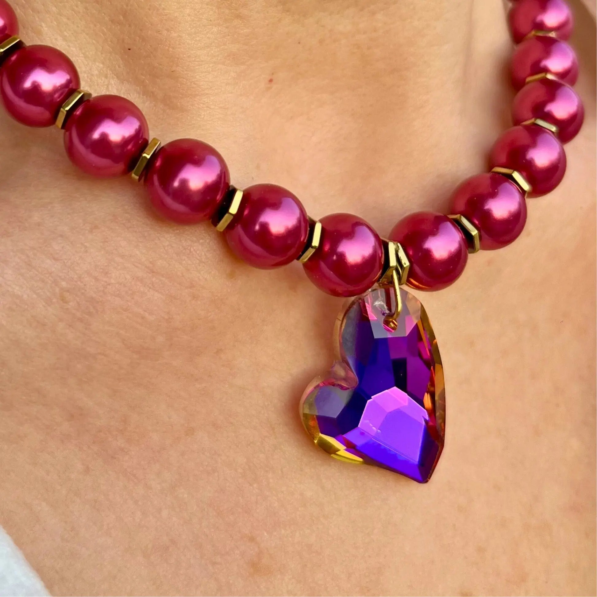 collier grosses perles de verre rouge et disques d'hématites, coeur en verre violet reflets ambrés