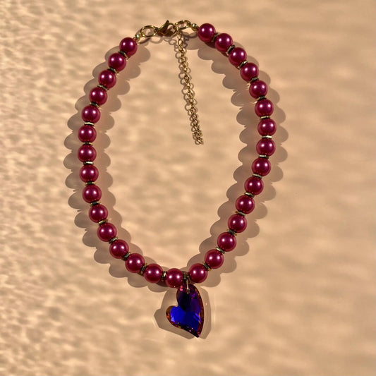 collier coeur en verre facetté bleu et grosses perles rouges, disques d'hématite, fermoir en acier inoxydable