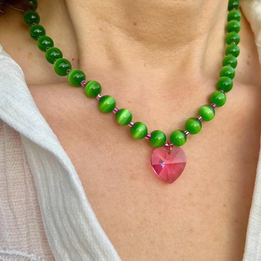 Collier coeur rose en cristal swarovski, perles oeil de chat vertes, et perles de rocaille upcyclées roses