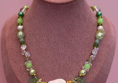 collier en perles dégradé de vert et perle de culture