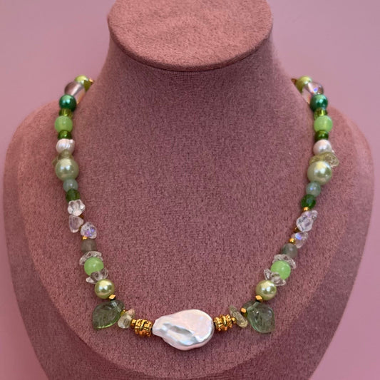 collier en perles dégradé de vert et perle de culture