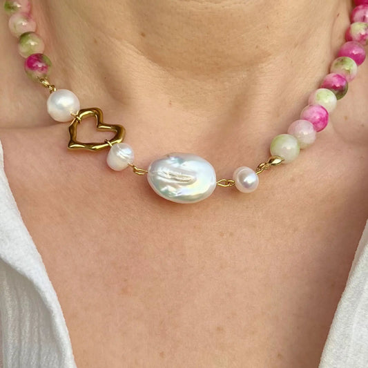 zoom sur les perles de culture du collier en agate avec coeur en acier inoxydable