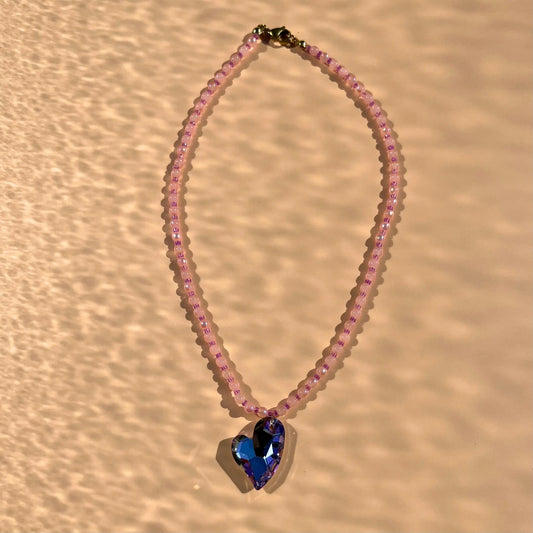Collier en perles de verre roses et perles de rocaille upcyclées roses. Coeur en verre bleu facetté
