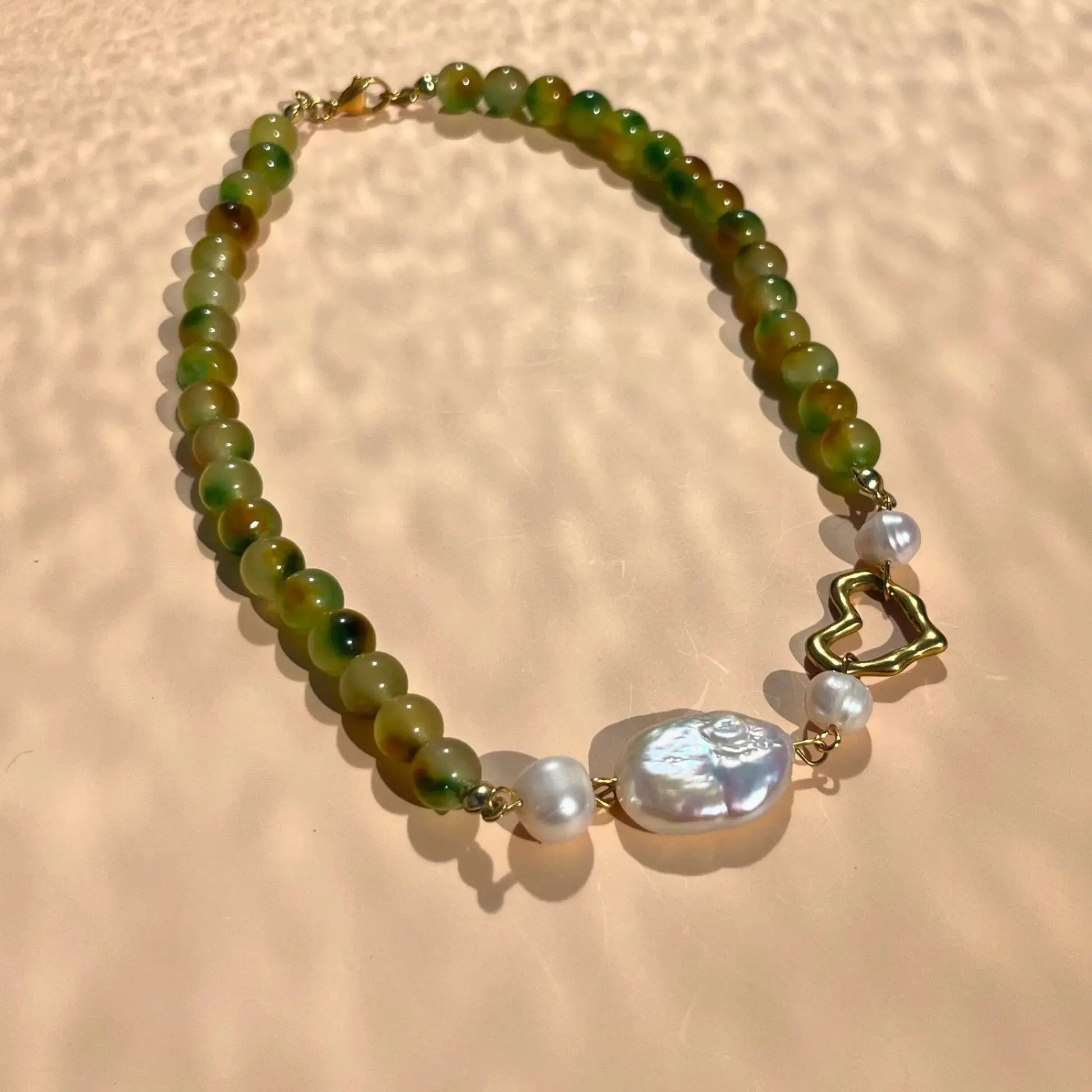 collier en agate verte dégradée et erles de culture, coeur en acier inoxydable