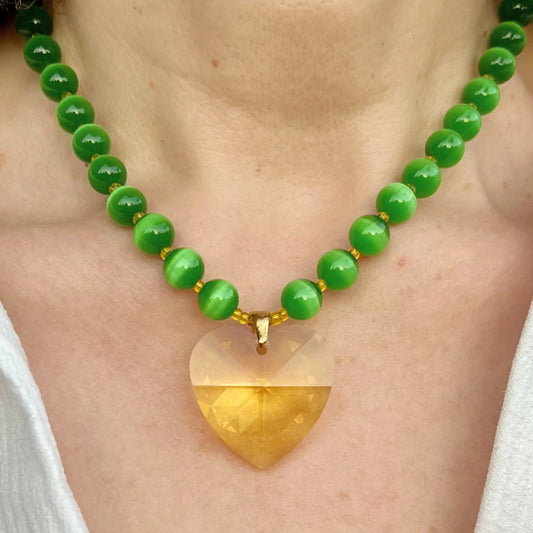 collier en perles de verre oeil de chat vertes, perles de rocaille jaune upcyclées et coeur en cristal swarovski jaune