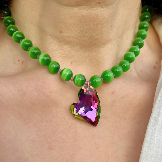 Collier perles oeil de chat vert, perles de rocaille upcyclées rose et pendentif coeur en verre violet aux reflets verts