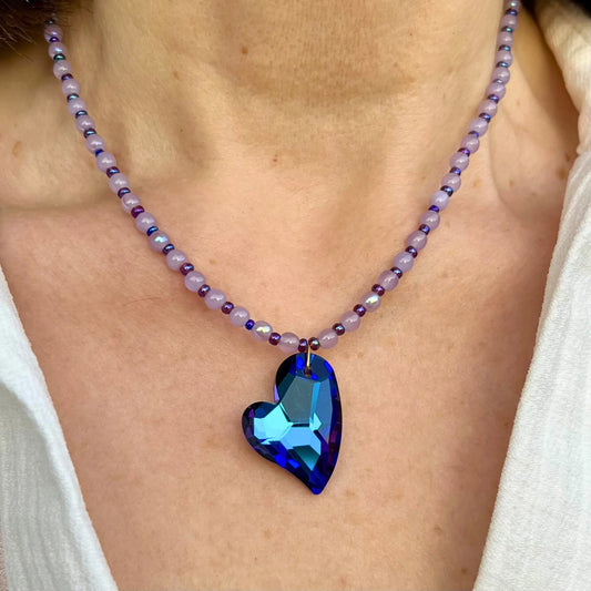 Collier en perles de verre parme et coeur en verre bleu, perles de rocaille upcyclées violettes