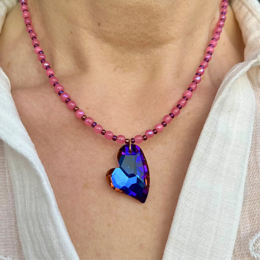 Collier en perles de verre rose, perles de rocailles irisées upcyclées et coeur en verre bleu avec reflets ambrés
