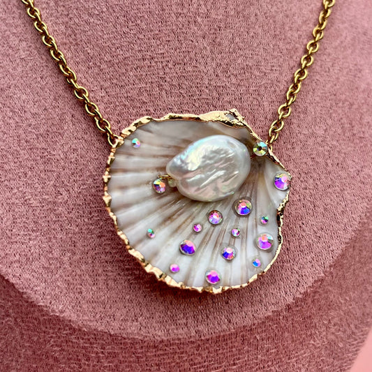 Zoom sur le pendentif coquillage strassé à la main et sa perle de culture