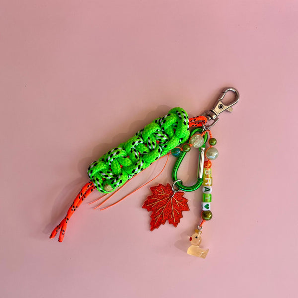 Grigri de sac Brat Autumn Lodzé, perles lettres Brat, feuille d'érable et tressage vert fluo