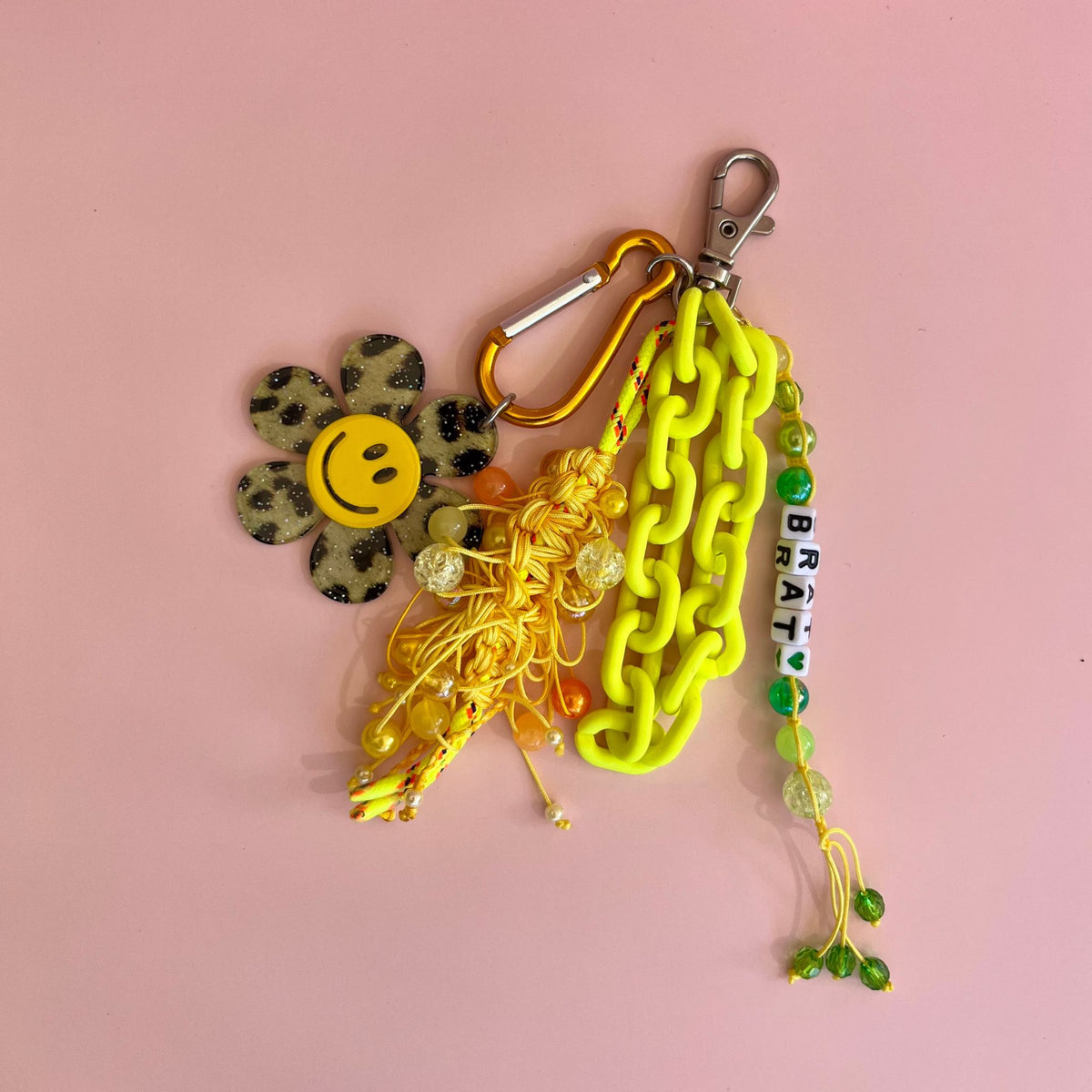 Grigri de sac Brat Summer Lodzé, perles lettres Brat dégradé vert et chaîne jaune fluo