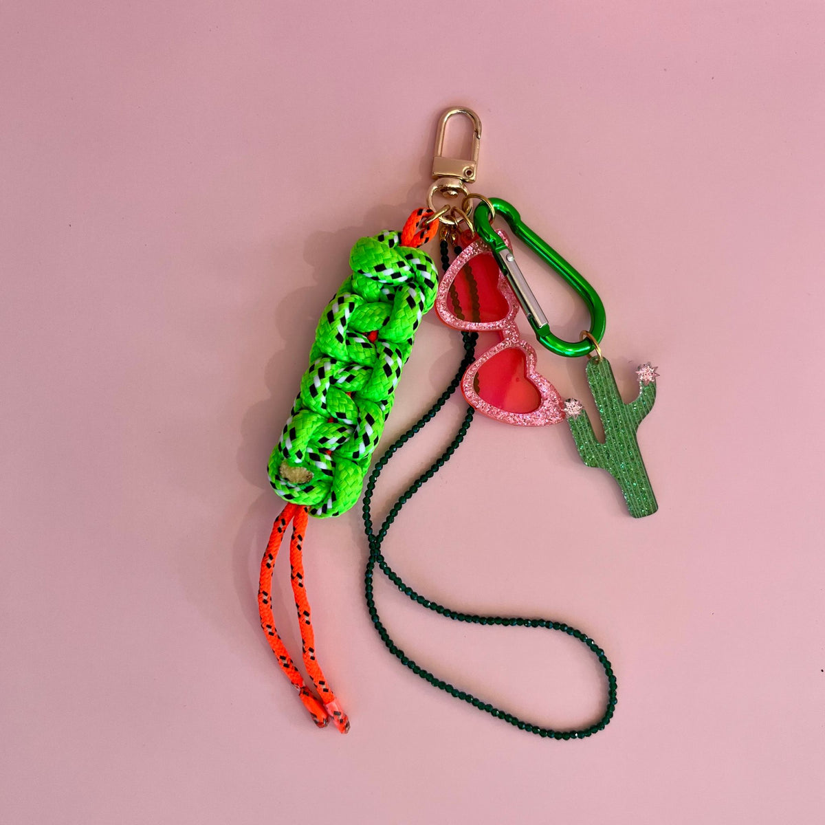 Grigri de sac Cactus Makes Perfect Lodzé, charm cactus étoilé et lunettes cœur roses
