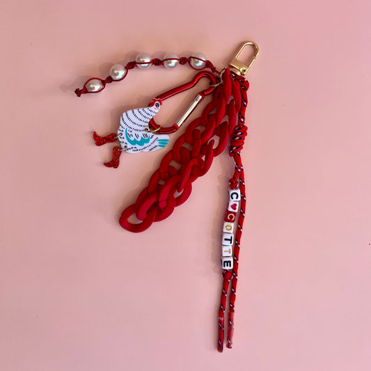 Grigri de sac Cocotte Lodzé, perles lettres Cocotte et charm poule bottée de rouge