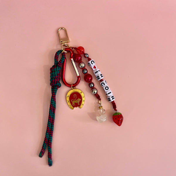 Grigri de sac Coin Coin Lodzé, canard phosphorescent, fraise et médaille Lion