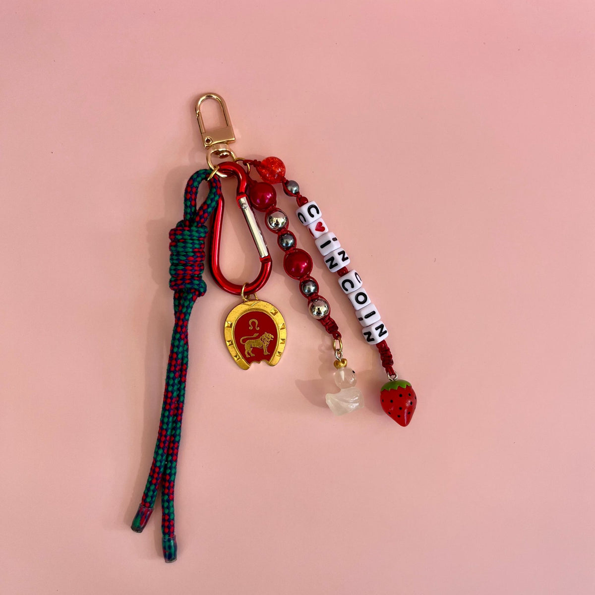 Grigri de sac Coin Coin Lodzé, canard phosphorescent, fraise et médaille Lion