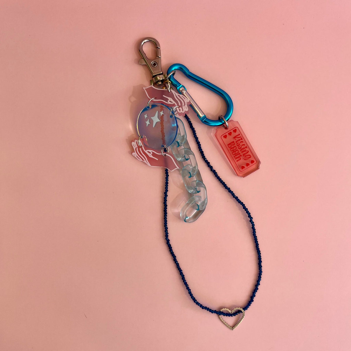 Grigri de sac Cold Heart Lodzé, charm miroir mains et étoiles, ticket Kissing Booth