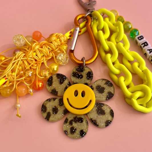 Grigri de sac Brat Summer Lodzé, perles lettres Brat dégradé vert et chaîne jaune fluo, vue 3