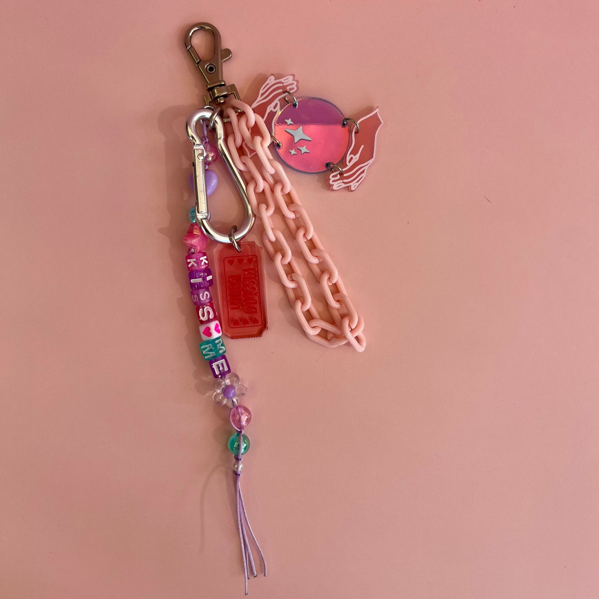 Grigri de sac Kissing Booth Lodzé, perles lettres Kiss Me et chaîne rose