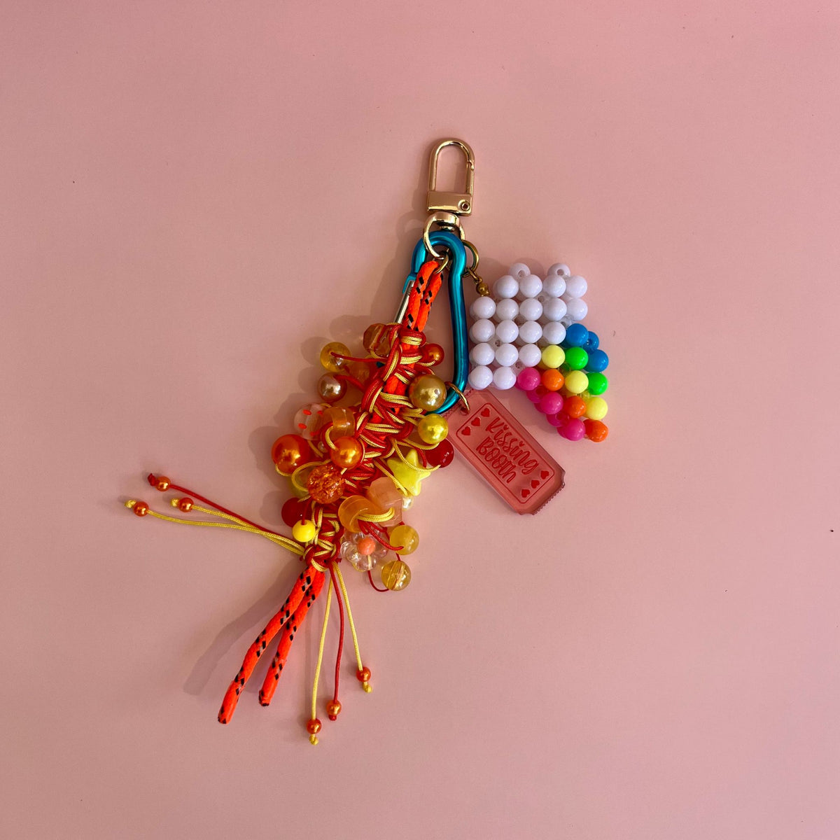 Grigri de sac Over the Rainbow Lodzé, nuage en perles tissé main et macramé orange