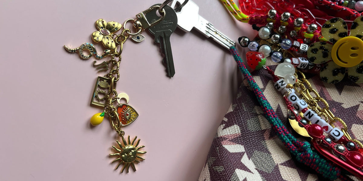 grigri à charms en acier inoxydable sur un porte clé pour se protéger de mercure rétrograde