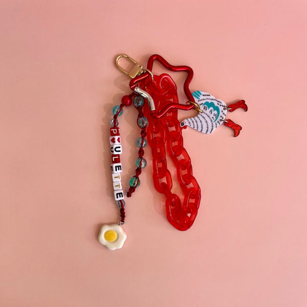 Grigri de sac Poulette Lodzé, perles lettres cœur et charm poule mini œuf au plat