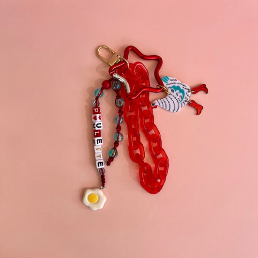 Grigri de sac Poulette Lodzé, perles lettres cœur et charm poule mini œuf au plat