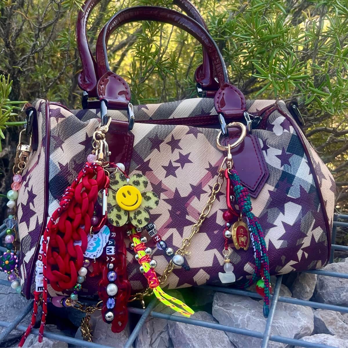 accumulation de bijoux de sacs sur un sac vintage 