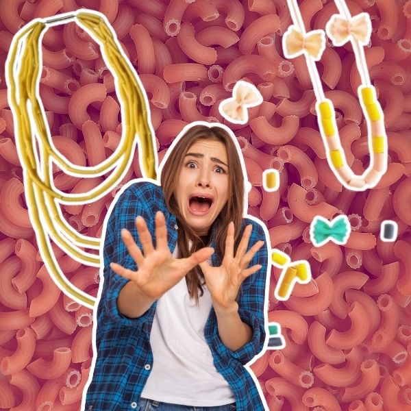 image d'illustration pour la fête des mers avec une femme effrayée par des colliers de pâtes