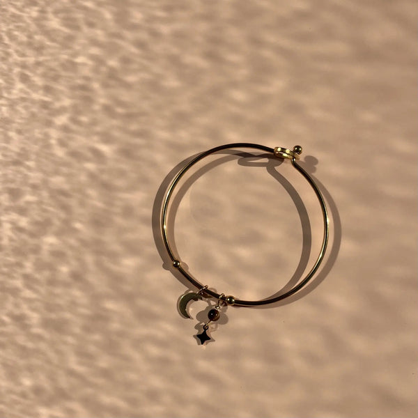 jonc doré fermoir coeur en acier inoxydable, breloque lune, et breloque oeil de tigre et étoile