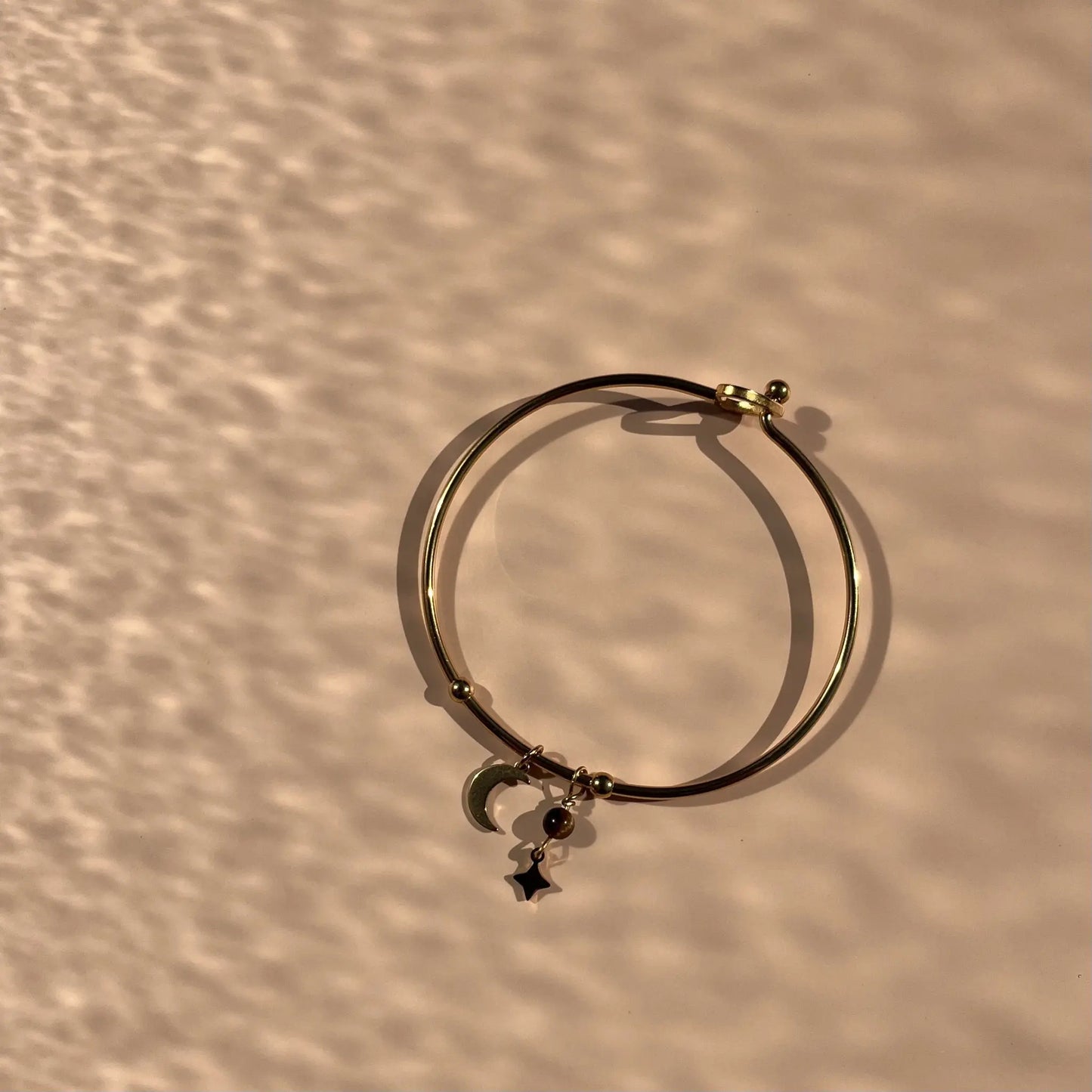 jonc doré fermoir coeur en acier inoxydable, breloque lune, et breloque oeil de tigre et étoile