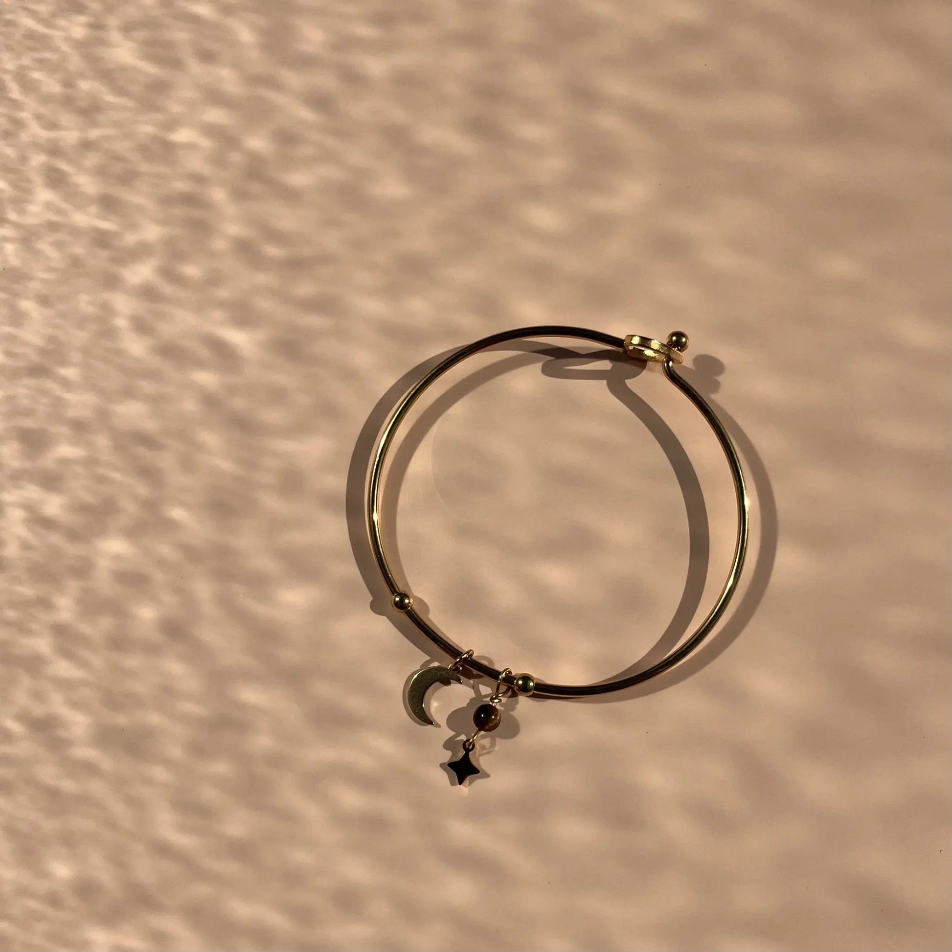 jonc doré fermoir coeur en acier inoxydable, breloque lune, et breloque oeil de tigre et étoile