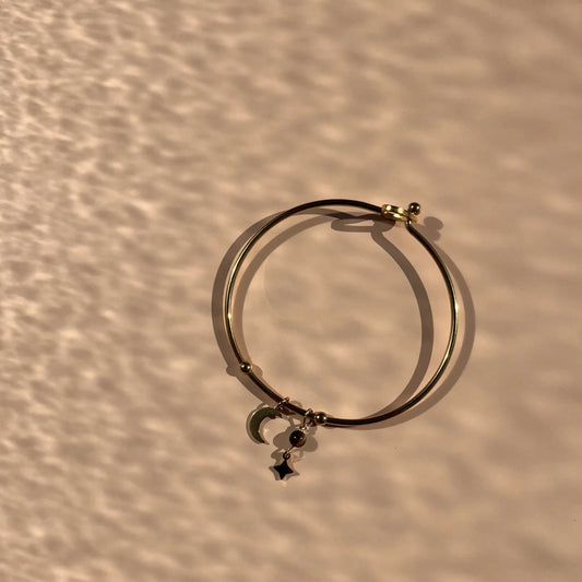 jonc doré fermoir coeur en acier inoxydable, breloque lune, et breloque oeil de tigre et étoile