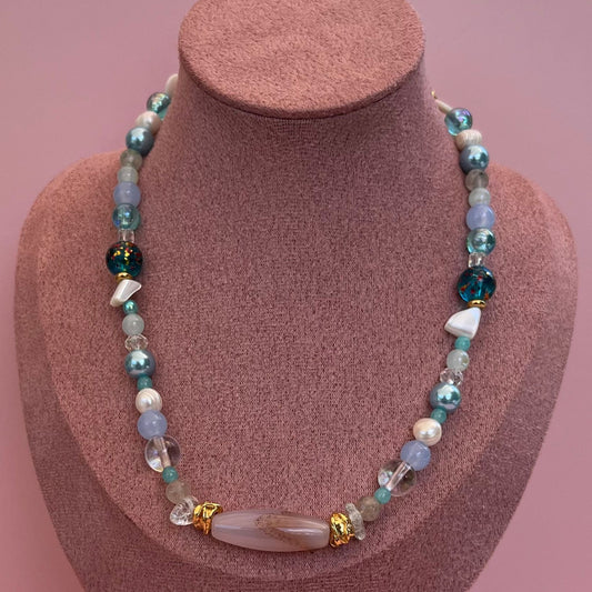 collier perles bleues, perles de culture et pierres fines