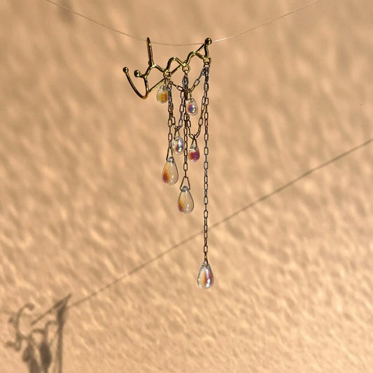 monoboucle avec 7 gouttes en verre irisé et chaines pendantes