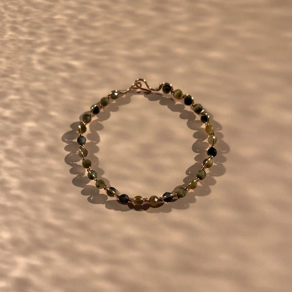 bracelet en oeil de tigre sur fil en zigzig doré, fait main