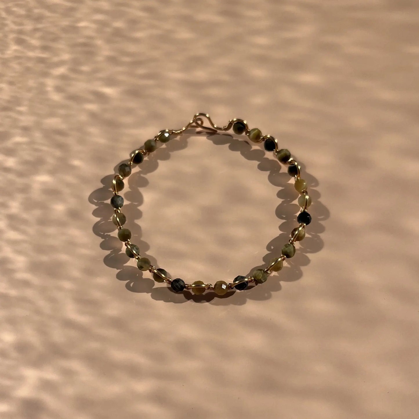 bracelet en oeil de tigre sur fil en zigzig doré, fait main