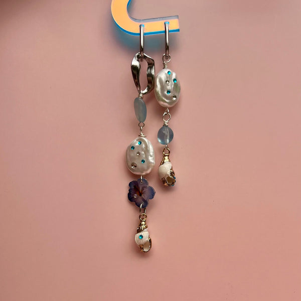Paire de boucle d'oreille en aigue-marine, perles de culture strassées à la main et charm fait main 
