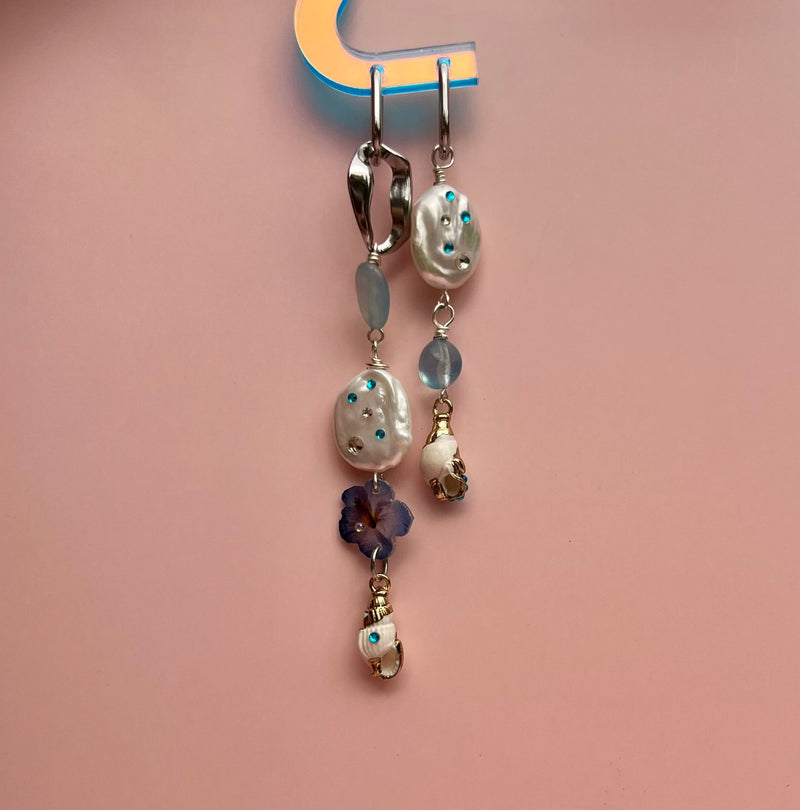 Paire de boucle d'oreille en aigue-marine, perles de culture strassées à la main et charm fait main 