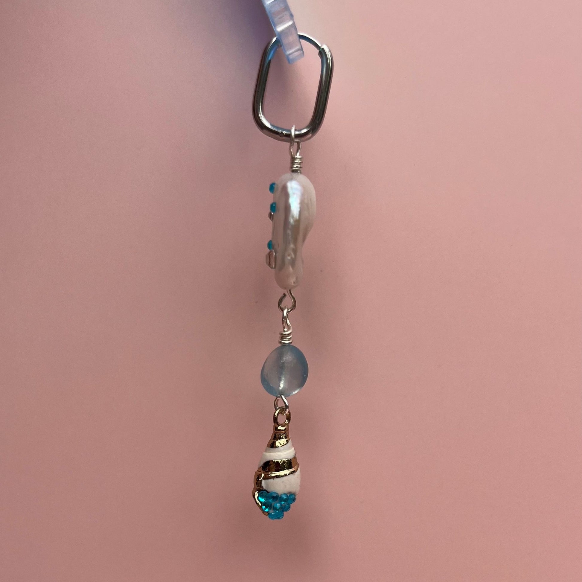 vue de profil de la boucle d'oreille hibiblue