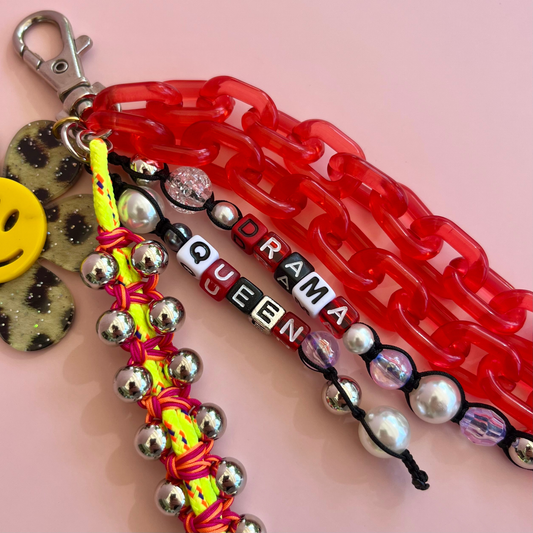 Grigri de sac Drama Queen Lodzé, fleur léopard smiley et perles lettres Drama Queen, vue 3