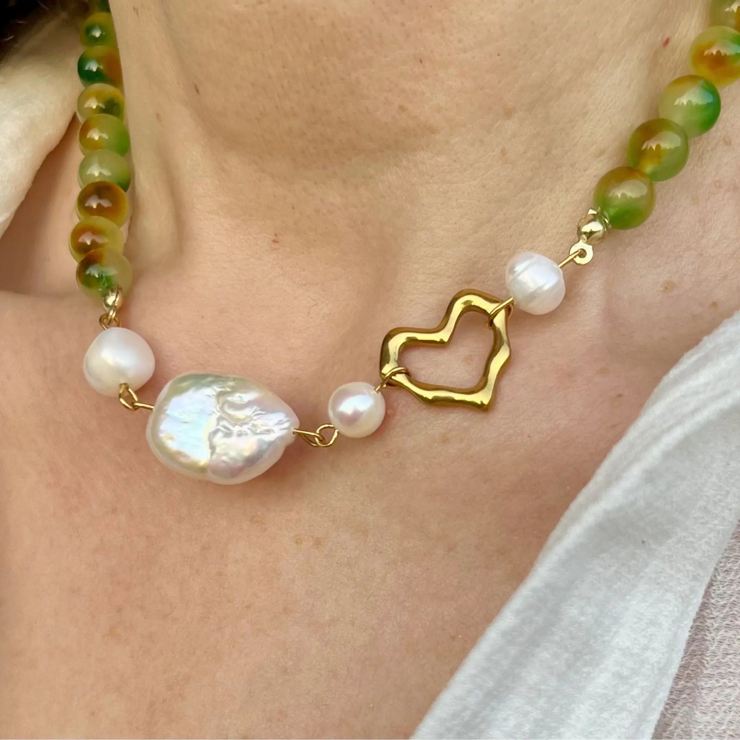 zoom sur le coeur en acier inoxydable du collier en agate verte